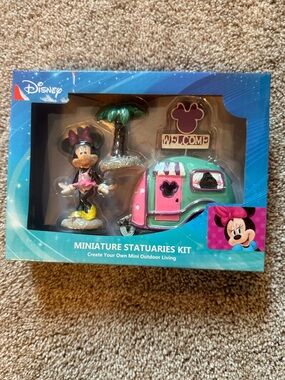 Brand new in box ✨
Disney Minnie Mouse miniature statues kit.